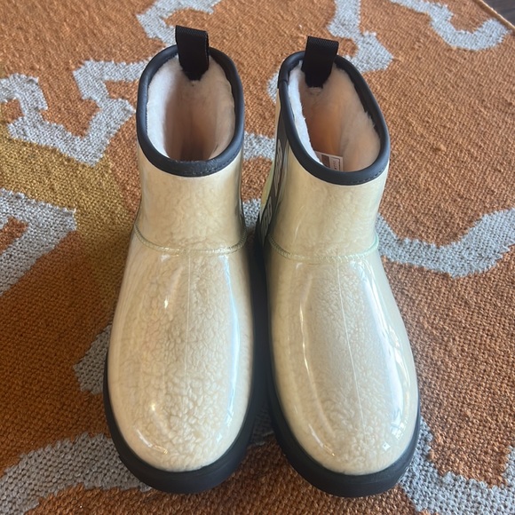 Ugg classic clear mini boot natural/black size 8 NWT - Picture 2 of 12